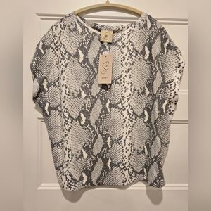 Sioni Short Sleeve Snake-Print Tunic in Grey and White